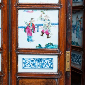 Un écran à quatre feuilles en bois aux plaques en porcelaine de Chine famille rose, 19ème — photo 8