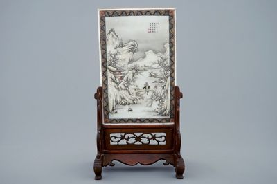 Un écran de table avec inscription en porcelaine de Chine qianjiang cai, 20ème