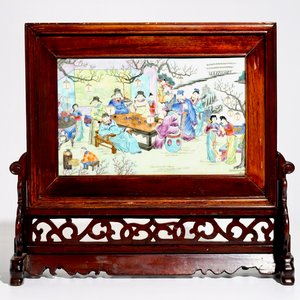 Un écran de table avec une plaque en porcelaine de Chine famille rose, 20ème — photo 1