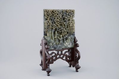 Un écran de table chinois en pierre de savon imitant jade vert sculpté, 19/20ème
