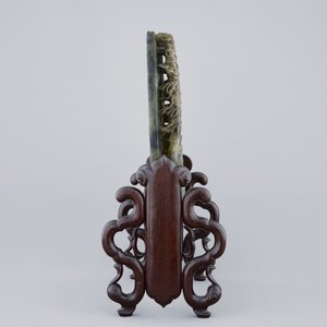 Un écran de table chinois en pierre de savon imitant jade vert sculpté, 19/20ème — photo 3