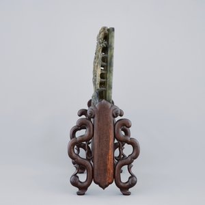 Un écran de table chinois en pierre de savon imitant jade vert sculpté, 19/20ème — photo 5