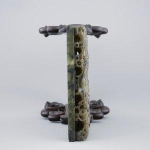 Un écran de table chinois en pierre de savon imitant jade vert sculpté, 19/20ème — photo 7