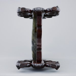 Un écran de table chinois en pierre de savon imitant jade vert sculpté, 19/20ème — photo 8