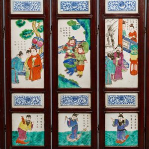 Un écran de table de huit panneaux en porcelaine de Chine famille rose, 19ème — photo 5