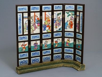 Un écran de table de six panneaux en porcelaine de Chine famille rose, vers 1900