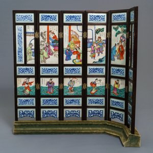 Un écran de table de six panneaux en porcelaine de Chine famille rose, vers 1900 — photo 2