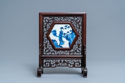 Un écran de table en bois avec un carreau hexagonal en porcelaine de Chine en bleu et blanc, Kangxi et après