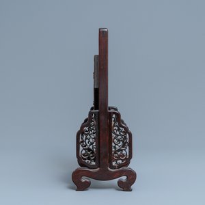 Un écran de table en bois avec un carreau hexagonal en porcelaine de Chine en bleu et blanc, Kangxi et après — photo 2