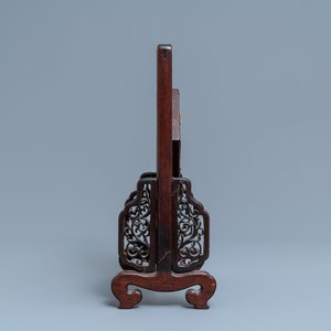 Un écran de table en bois avec un carreau hexagonal en porcelaine de Chine en bleu et blanc, Kangxi et après — photo 4