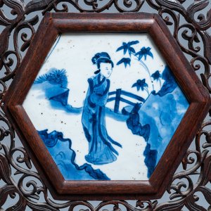 Un écran de table en bois avec un carreau hexagonal en porcelaine de Chine en bleu et blanc, Kangxi et après — photo 5