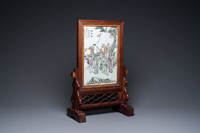 Un écran de table en bois avec une plaque porcelaine de Chine qianjiang cai, 19ème