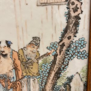 Un écran de table en bois avec une plaque porcelaine de Chine qianjiang cai, 19ème — photo 12