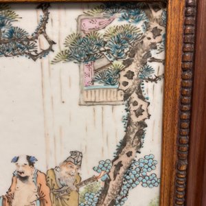 Un écran de table en bois avec une plaque porcelaine de Chine qianjiang cai, 19ème — photo 25