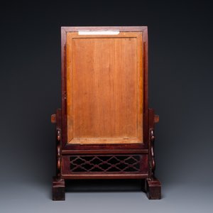 Un écran de table en bois avec une plaque porcelaine de Chine qianjiang cai, 19ème — photo 4