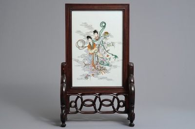 Un écran de table en bois et porcelaine de Chine famille rose, 19/20ème