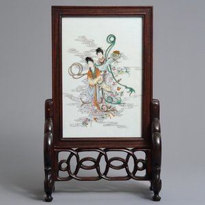Un écran de table en bois et porcelaine de Chine famille rose, 19/20ème — photo 1