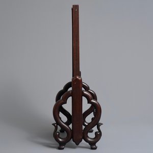 Un écran de table en bois et porcelaine de Chine famille rose, 19/20ème — photo 2