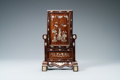 Un écran de table en bois incrusté de nacre, Chine, 19ème