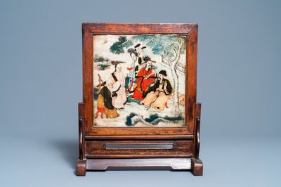 Un écran de table en bois incrusté d'une plaque en marbre peint, Chine, 19ème