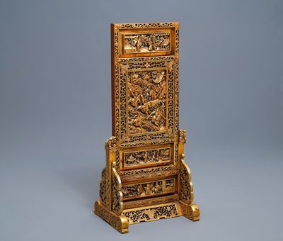 Un écran de table en bois sculpté et doré pour le marché Straits ou Peranakan, 19ème