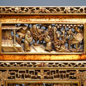 Un écran de table en bois sculpté et doré pour le marché Straits ou Peranakan, 19ème — photo 6