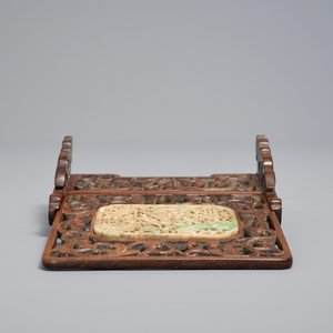 Un écran de table en bois sculpté et jade, Chine, 19/20ème — photo 7