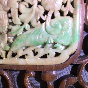 Un écran de table en bois sculpté et jade, Chine, 19/20ème — photo 9