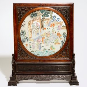 Un écran de table en bois zitan et huanghuali avec une plaque famille  rose, Chine, début du 19ème — photo 1