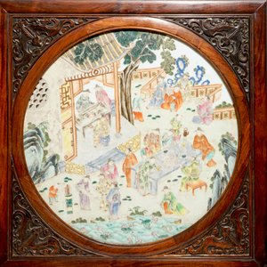 Un écran de table en bois zitan et huanghuali avec une plaque famille  rose, Chine, début du 19ème — photo 5