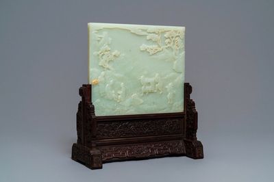Un écran de table en jade céladon pâle et bois sculpté, Chine, 19/20ème
