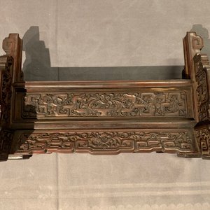 Un écran de table en jade céladon pâle et bois sculpté, Chine, 19/20ème — photo 25
