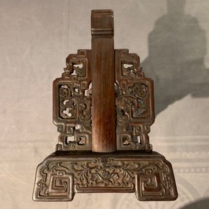 Un écran de table en jade céladon pâle et bois sculpté, Chine, 19/20ème — photo 27