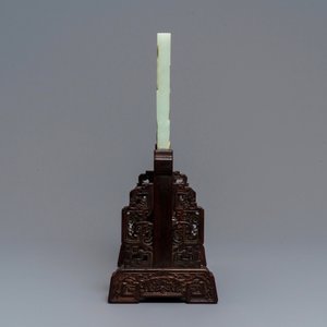 Un écran de table en jade céladon pâle et bois sculpté, Chine, 19/20ème — photo 3
