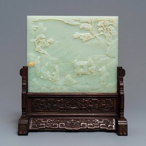 Un écran de table en jade céladon pâle et bois sculpté, Chine, 19/20ème — photo 4
