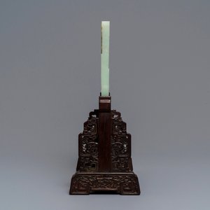 Un écran de table en jade céladon pâle et bois sculpté, Chine, 19/20ème — photo 5