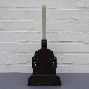 Un écran de table en jade céladon pâle et bois sculpté, Chine, 19/20ème — photo 7