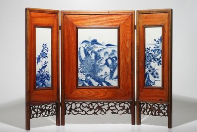 Un écran de table en porcelaine de Chine bleu et blanc et bois, 19/20ème