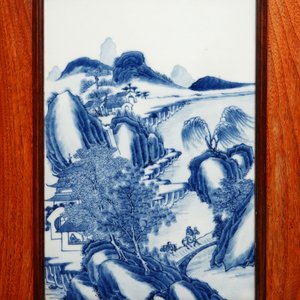 Un écran de table en porcelaine de Chine bleu et blanc et bois, 19/20ème — photo 3