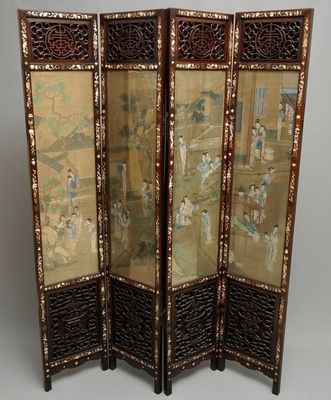 Un écran en bois incrusté de nacre à peintures sur soie, Chine, 19ème