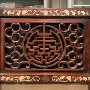 Un écran en bois incrusté de nacre à peintures sur soie, Chine, 19ème — photo 29