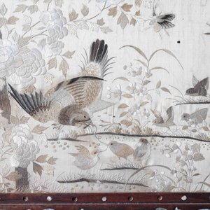 Un écran en bois incrusté de nacre avec une broderie en soie, Chine, 19ème — photo 13