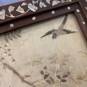 Un écran en bois incrusté de nacre avec une broderie en soie, Chine, 19ème — photo 17