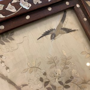 Un écran en bois incrusté de nacre avec une broderie en soie, Chine, 19ème — photo 18