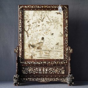 Un écran en bois incrusté de nacre avec une broderie en soie, Chine, 19ème — photo 12