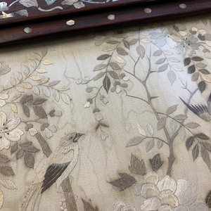 Un écran en bois incrusté de nacre avec une broderie en soie, Chine, 19ème — photo 16