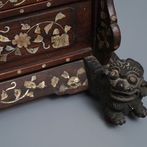 Un écran en bois incrusté de nacre avec une broderie en soie, Chine, 19ème — photo 9