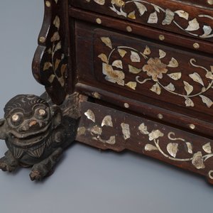 Un écran en bois incrusté de nacre avec une broderie en soie, Chine, 19ème — photo 10