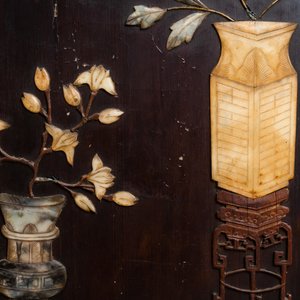 Un écran en bois laqué incrusté d'os, de bois et de pierres sémi-précieuses, Chine, 18/19ème — photo 12