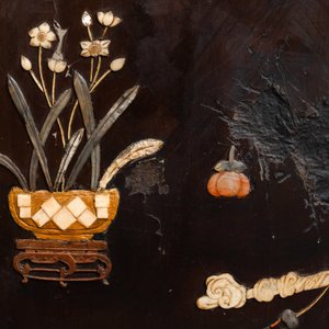 Un écran en bois laqué incrusté d'os, de bois et de pierres sémi-précieuses, Chine, 18/19ème — photo 8